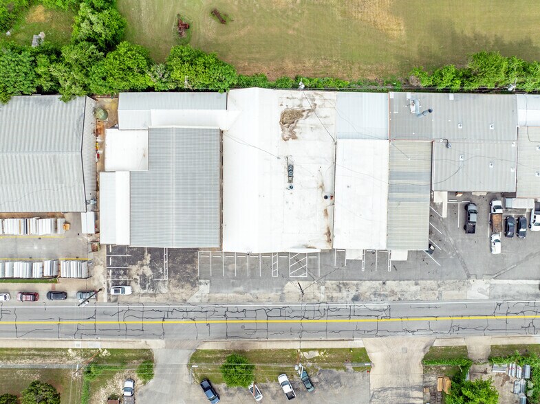 More Photos Of 11110 Bluff Bend Dr, Austin Warehouse For Lease