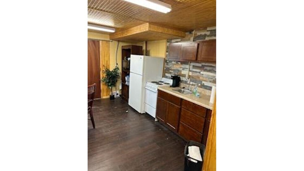 More Photos Of 512 1st Street, Waurika Office For Sale