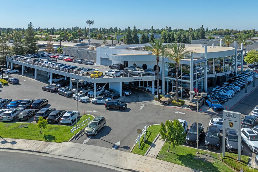 More Photos Of 7121 N Palm Ave, Fresno Auto Dealership For Lease