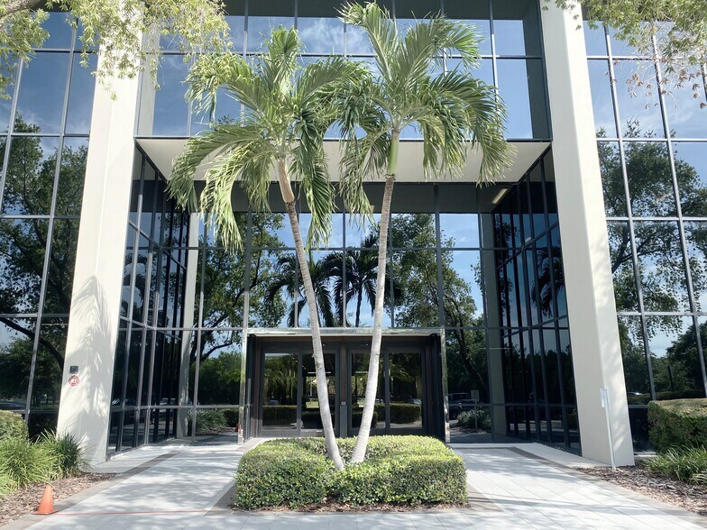 More Photos Of 877 Executive Center Dr W, Saint Petersburg Office For Lease