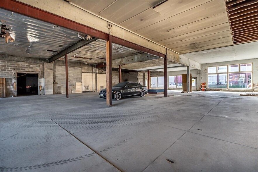 More Photos Of 1084 Iowa St, Dubuque Light Manufacturing For Lease