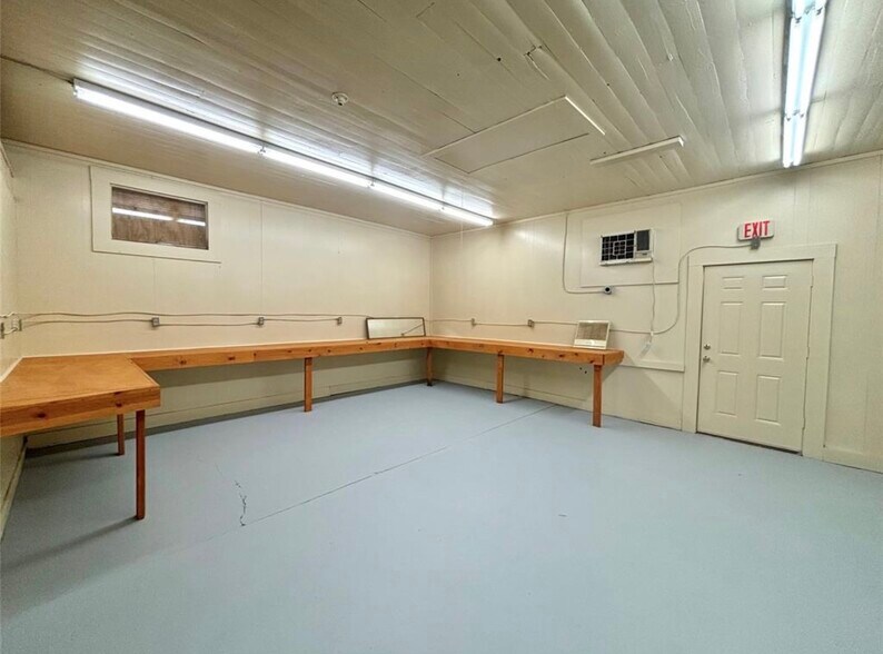 More Photos Of 110 N Zavalla St, Jasper Showroom For Sale