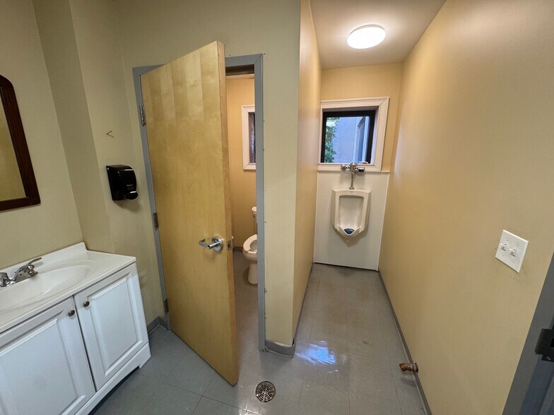 More Photos Of 817 Moody St, Waltham Medical For Lease