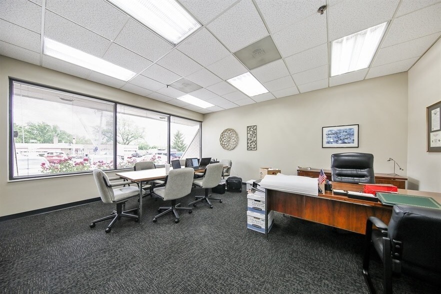 More Photos Of 760 N Frontage Rd, Willowbrook Warehouse For Lease