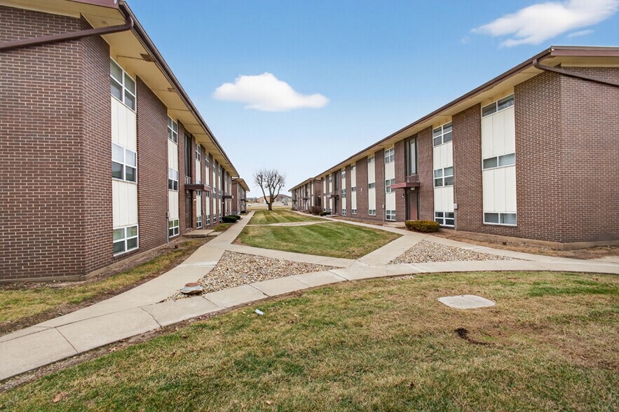 More Photos Of 1121 N College Dr, Maryville Apartments For Sale