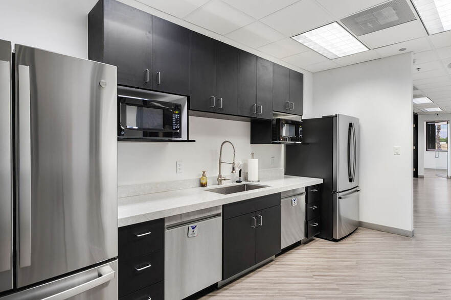 More Photos Of 15600-15650 N Black Canyon Hwy, Phoenix Office For Sale