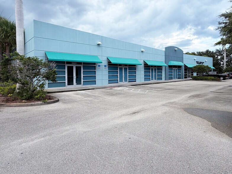 More Photos Of 2801 Flight Safety Dr, Vero Beach Service For Lease