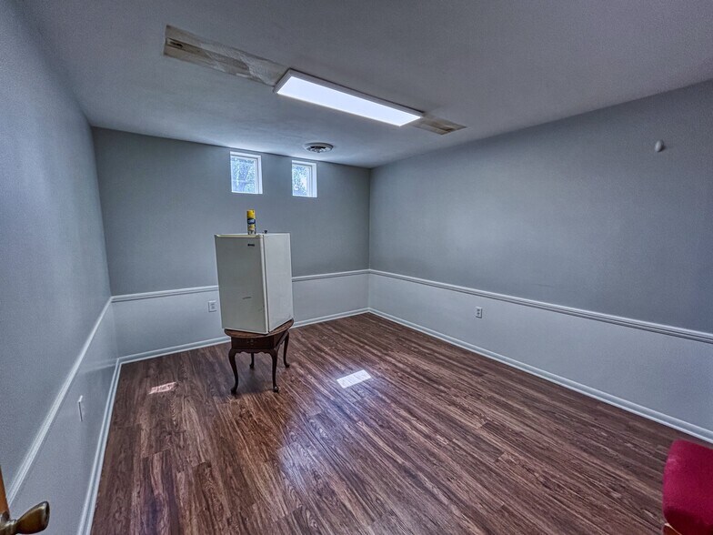 More Photos Of 300 4th St, Elyria Office Residential For Lease