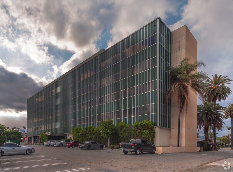 More Photos Of 18040 Sherman Way, Reseda Medical For Lease