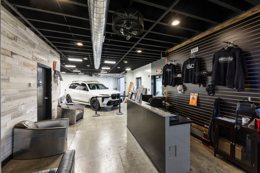 More Photos Of 2108-2260 Ferry Rd, Naperville Showroom For Sale