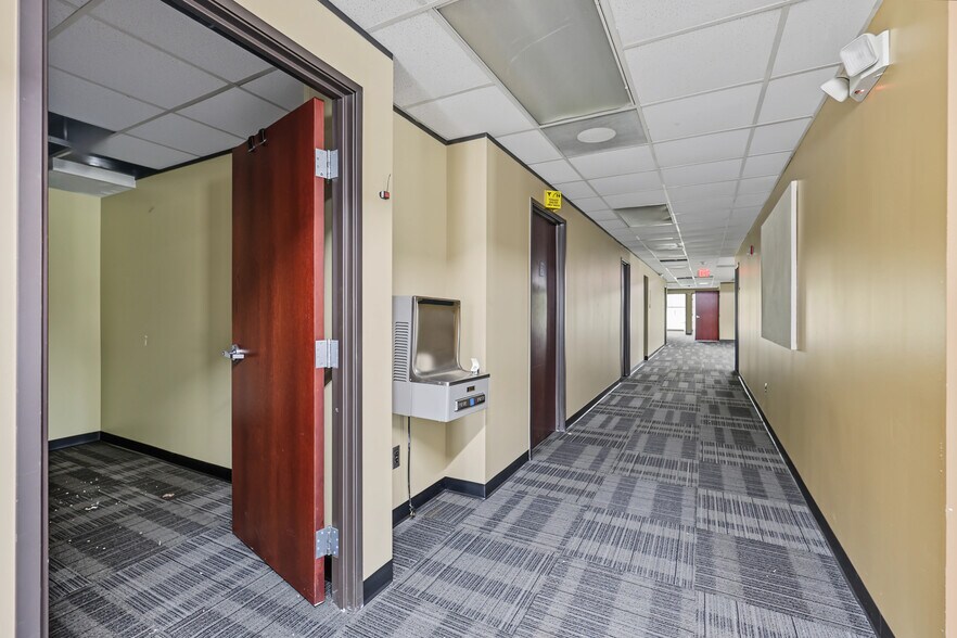 More Photos Of 15201 Mercantile Dr, Dearborn Light Manufacturing For Sale