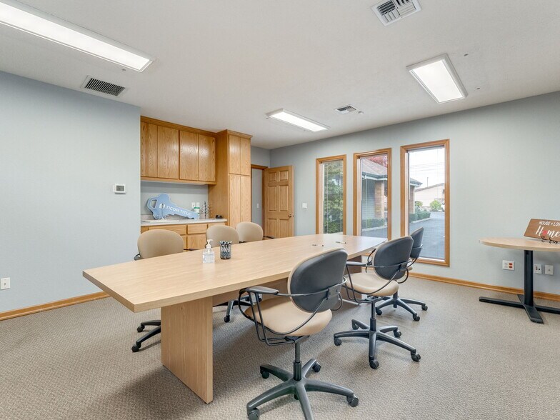 More Photos Of 1215 NE Baker St, Mcminnville Office For Sale