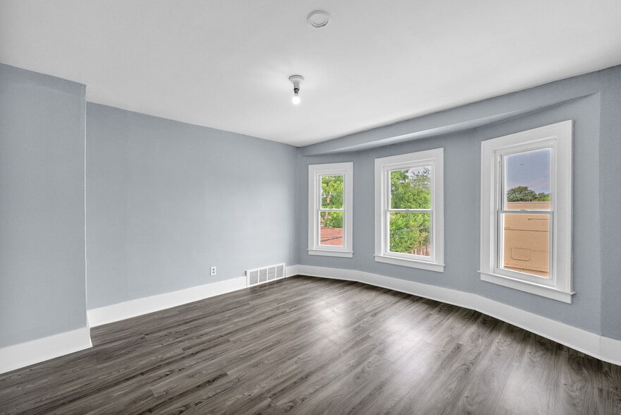 More Photos Of 29016 Ford Rd, Garden City Office For Sale