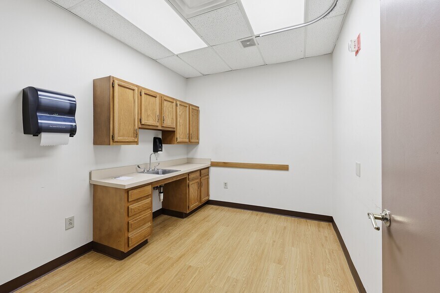 More Photos Of 899 E Broad St, Columbus Medical For Lease