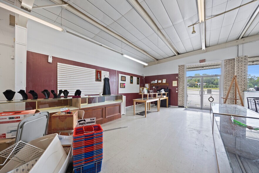 More Photos Of 1330 SW Main Blvd, Lake City Freestanding For Sale