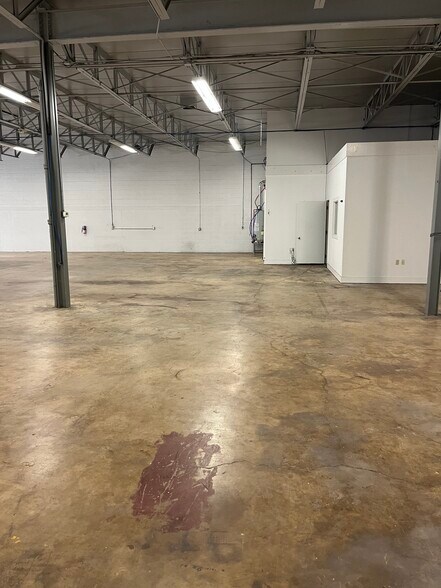 More Photos Of 147 Pittsburg St, Dallas Showroom For Lease