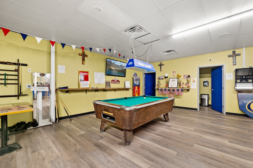 More Photos Of 2541 W Southcross Blvd, San Antonio General Retail For Lease