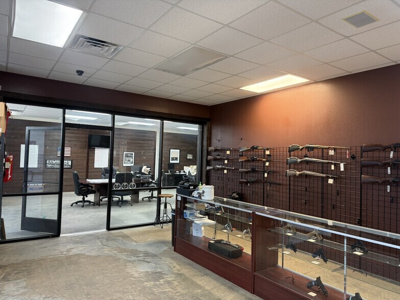 More Photos Of 432 S Mill St, Rogersville General Retail For Lease