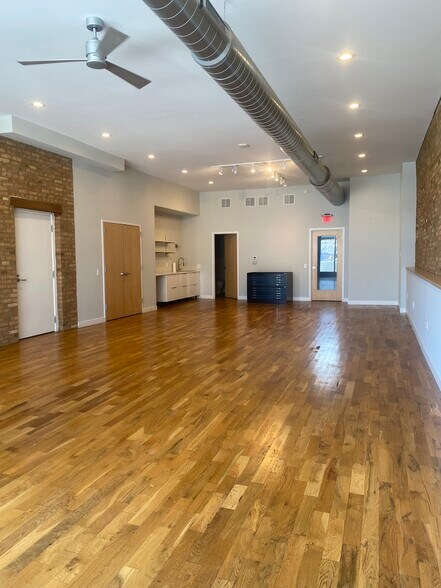 More Photos Of 4536 N Ravenswood Ave, Chicago Office Residential For Lease