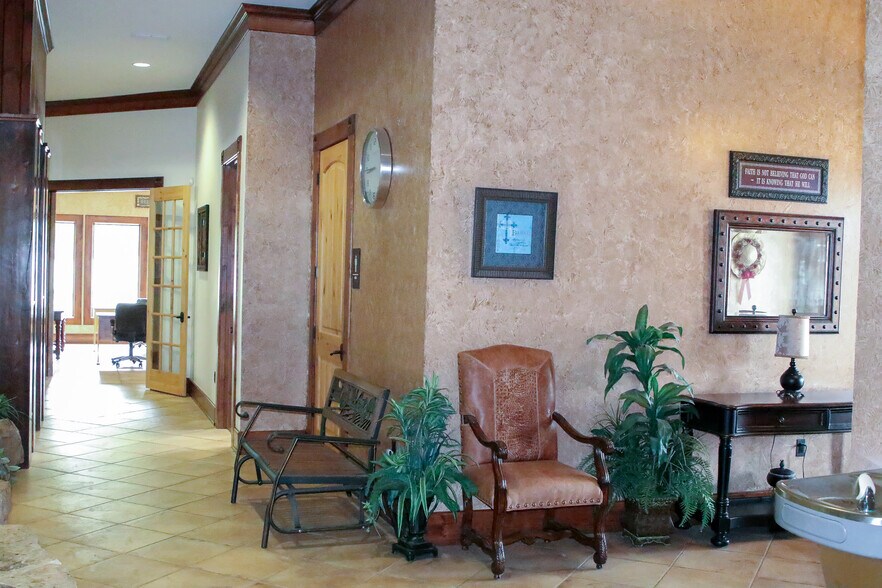 More Photos Of 404 Wynn Dr, Jacksonville Loft Creative Space For Sale