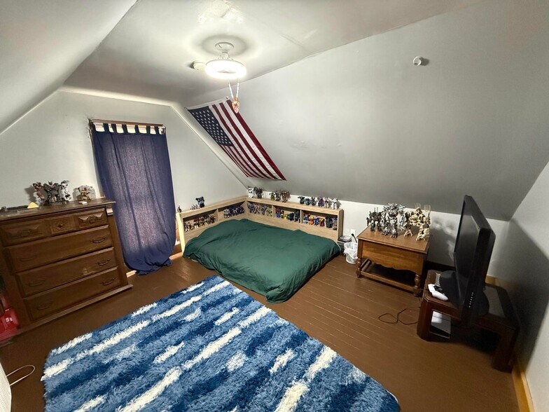 More Photos Of 615 W Benton St, Buffalo Flex For Sale