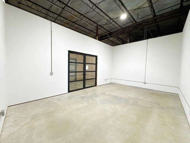More Photos Of 600 S 1st St, Rogers Warehouse For Lease
