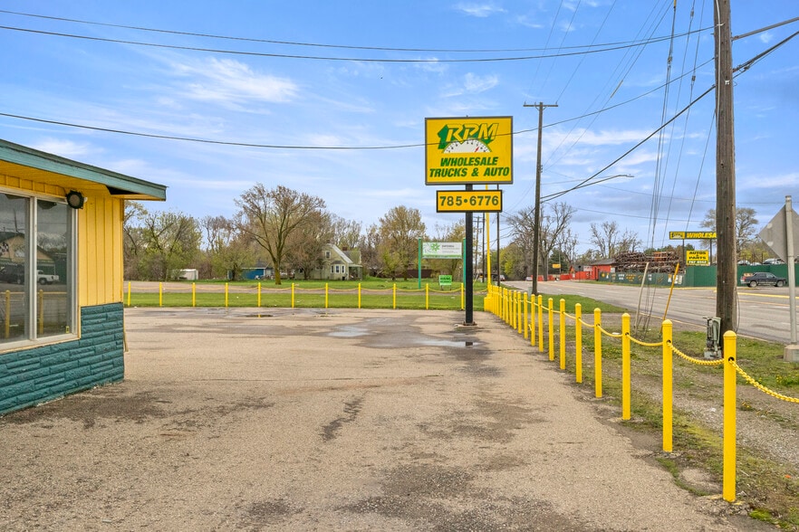 More Photos Of 6120 N Dort Hwy, Flint Service For Lease