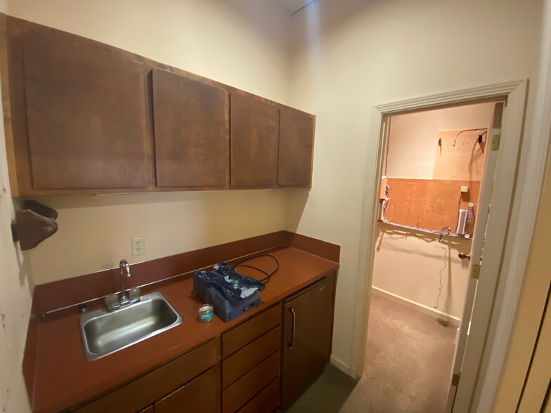 More Photos Of 1140-1144 Willagillespie Rd, Eugene Office For Sale