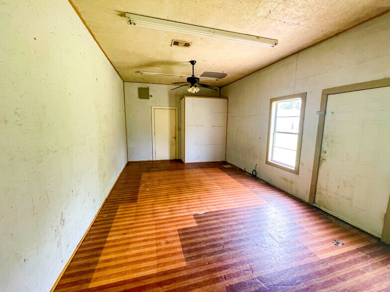 More Photos Of 2305 N Main St, Vidor Flex For Sale