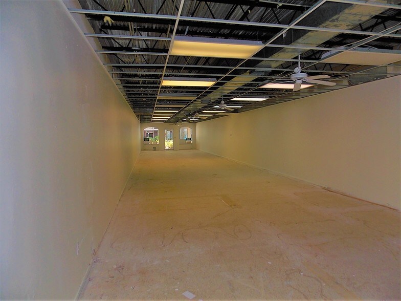 More Photos Of 1439-1443 Main St, Sarasota Storefront For Lease