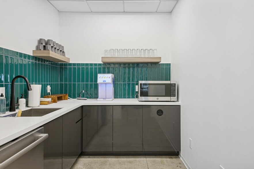 More Photos Of 200 W 41st St, New York Coworking Space