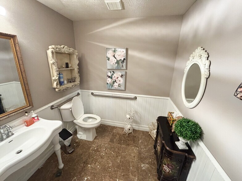 More Photos Of 3060 S Fremont Ave, Springfield General Retail For Sale