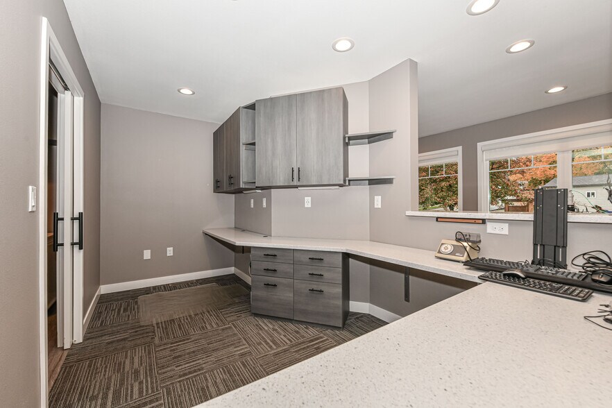 More Photos Of 114 Grove St, Eagle Medical For Lease