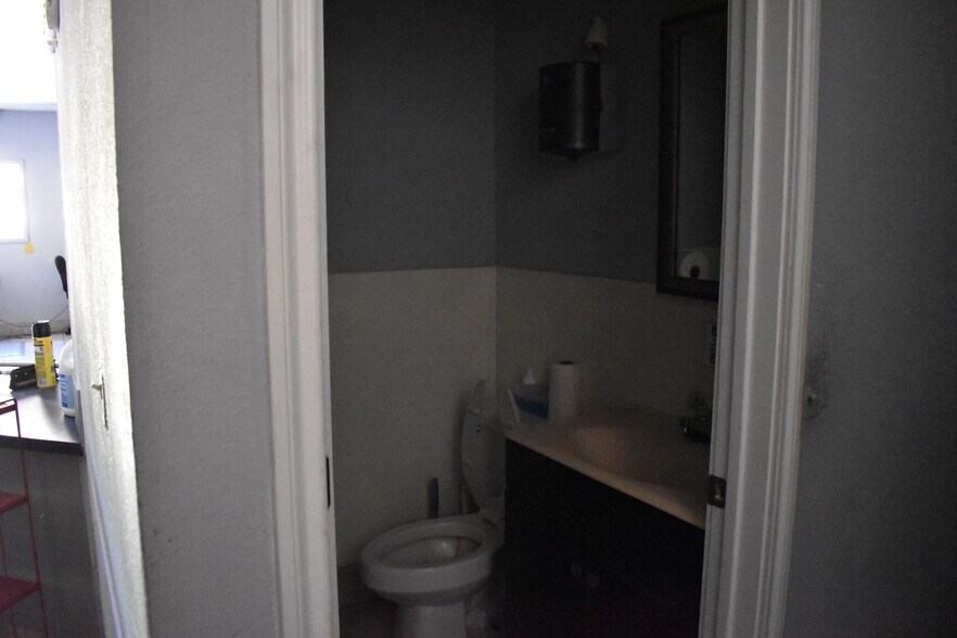 More Photos Of 116 S Arkansas Ave, Bloomburg Convenience Store For Sale