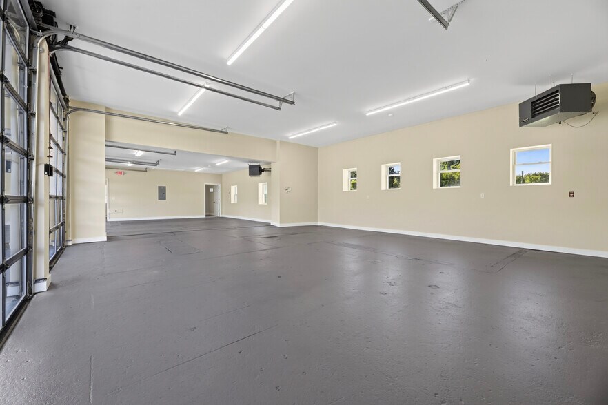More Photos Of 5680 Post Rd, Charlestown General Retail For Lease