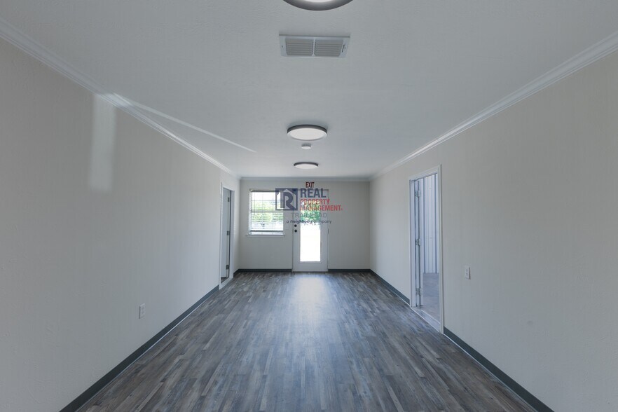 More Photos Of 1201 Barnard Street, Glen Rose Office For Lease
