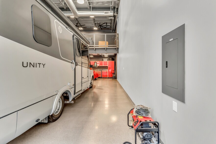 More Photos Of 15032 N 74th St, Scottsdale Showroom For Sale