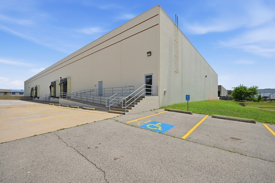 More Photos Of 5400 SW 33rd St, Oklahoma City Warehouse For Lease
