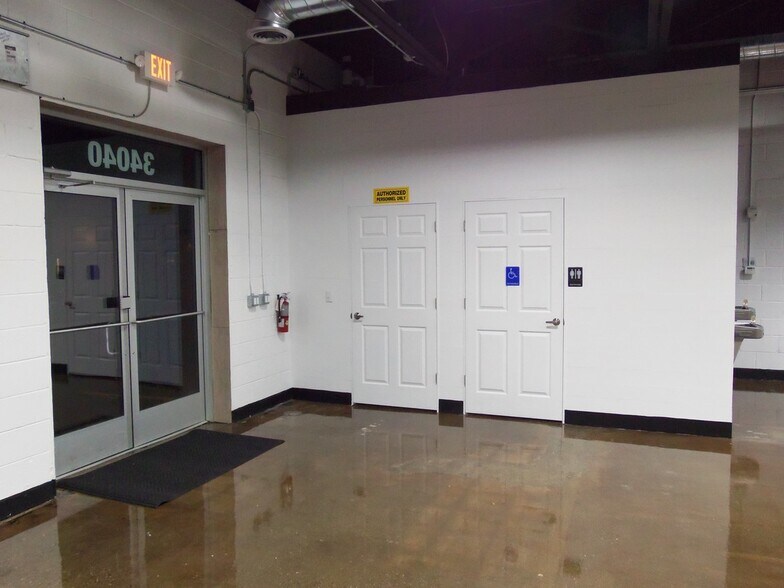 More Photos Of 34040 Woodward Ave, Birmingham Storefront Retail Office For Lease