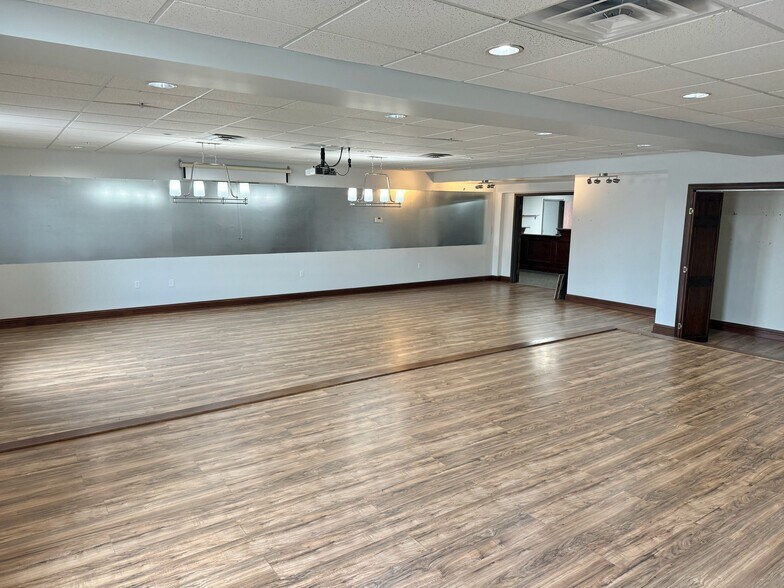 More Photos Of 641 Lincoln Way W, Massillon Showroom For Lease