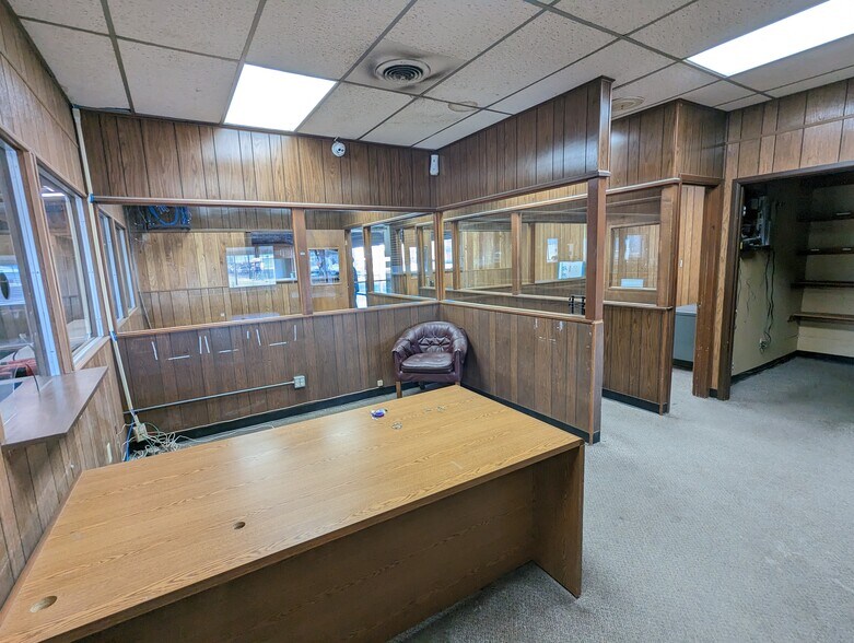 More Photos Of 714 E 2nd St, Odessa Flex For Lease