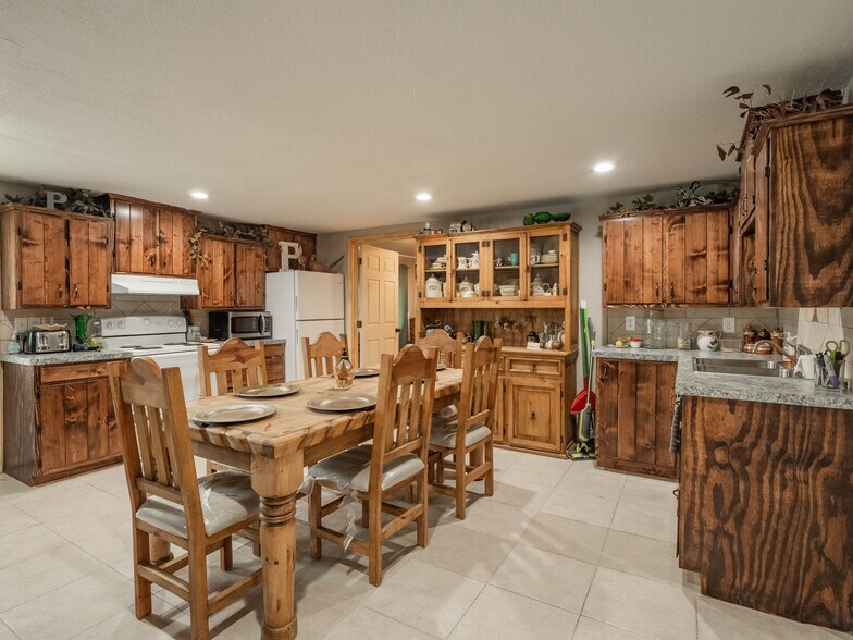 More Photos Of 424 N Texas St, De Leon Restaurant For Sale