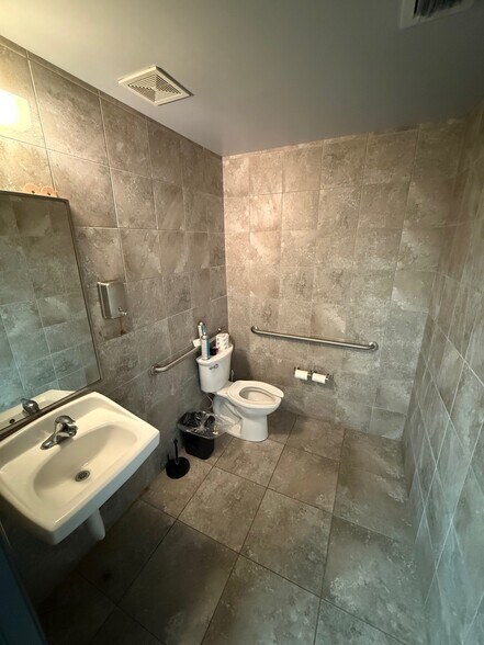 More Photos Of 403 Hillbrath Dr, Lantana Warehouse For Lease