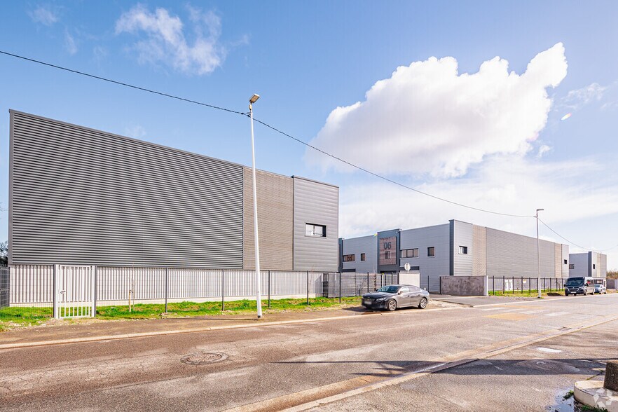 More Photos Of 16 Rue Robert Schuman, Saint-Herblain Light Distribution For Lease