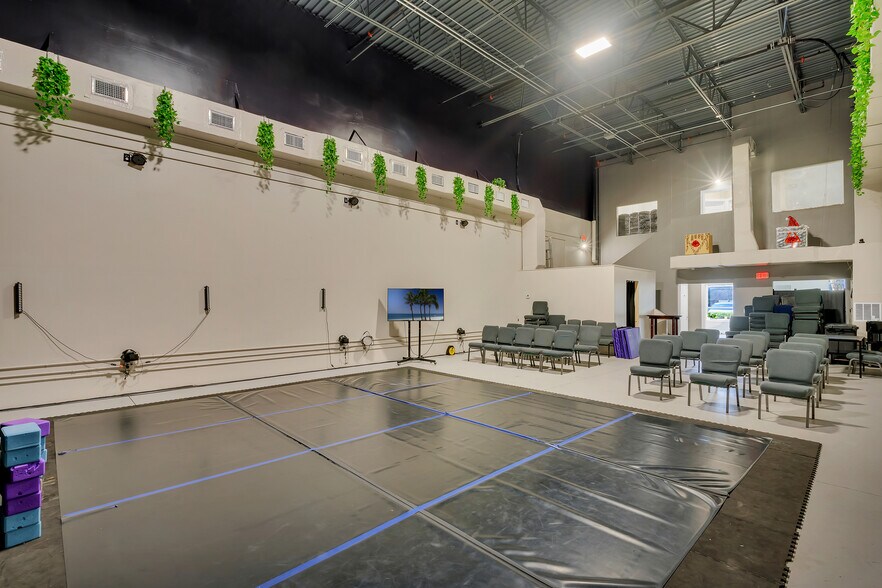 More Photos Of 350 E Crown Point Rd, Winter Garden Light Distribution For Sale