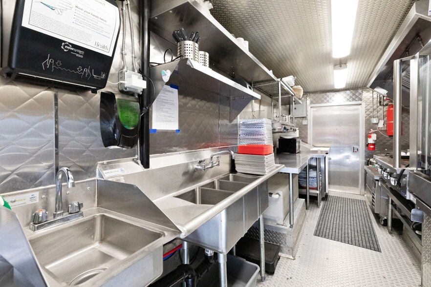 More Photos Of 883 SW Church St, Dallas Restaurant For Sale