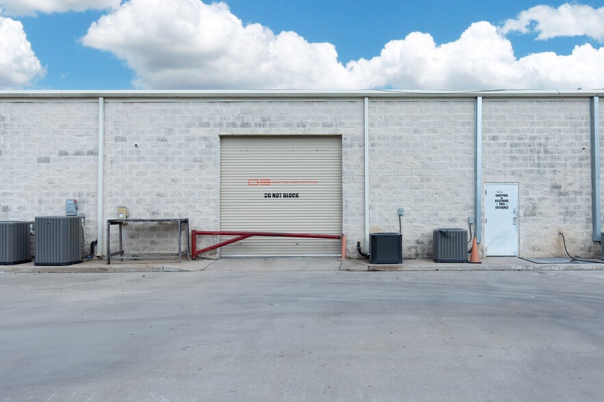 More Photos Of 11755 W Little York Rd, Houston Unknown For Lease