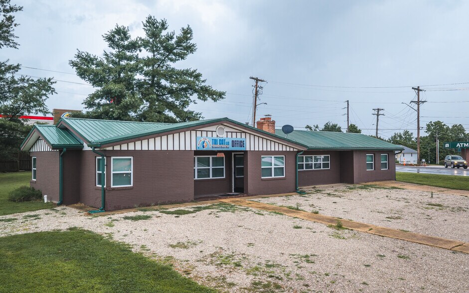 More Photos Of 905 W Scenic Rivers Blvd, Salem Flex For Sale