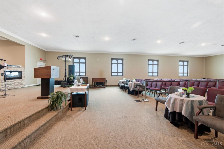 More Photos Of 810 N Broadway St, Lebanon Religious Facility For Sale