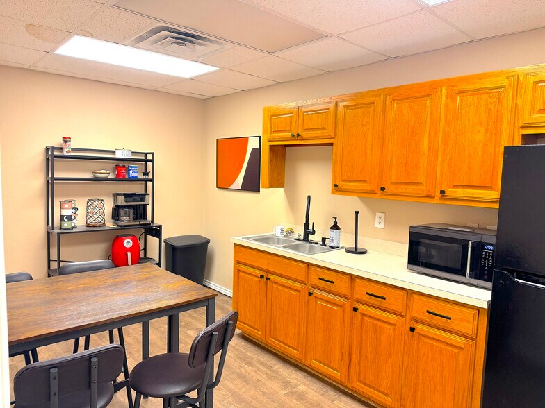 More Photos Of 128 N Church St, Jacksboro Storefront For Sale